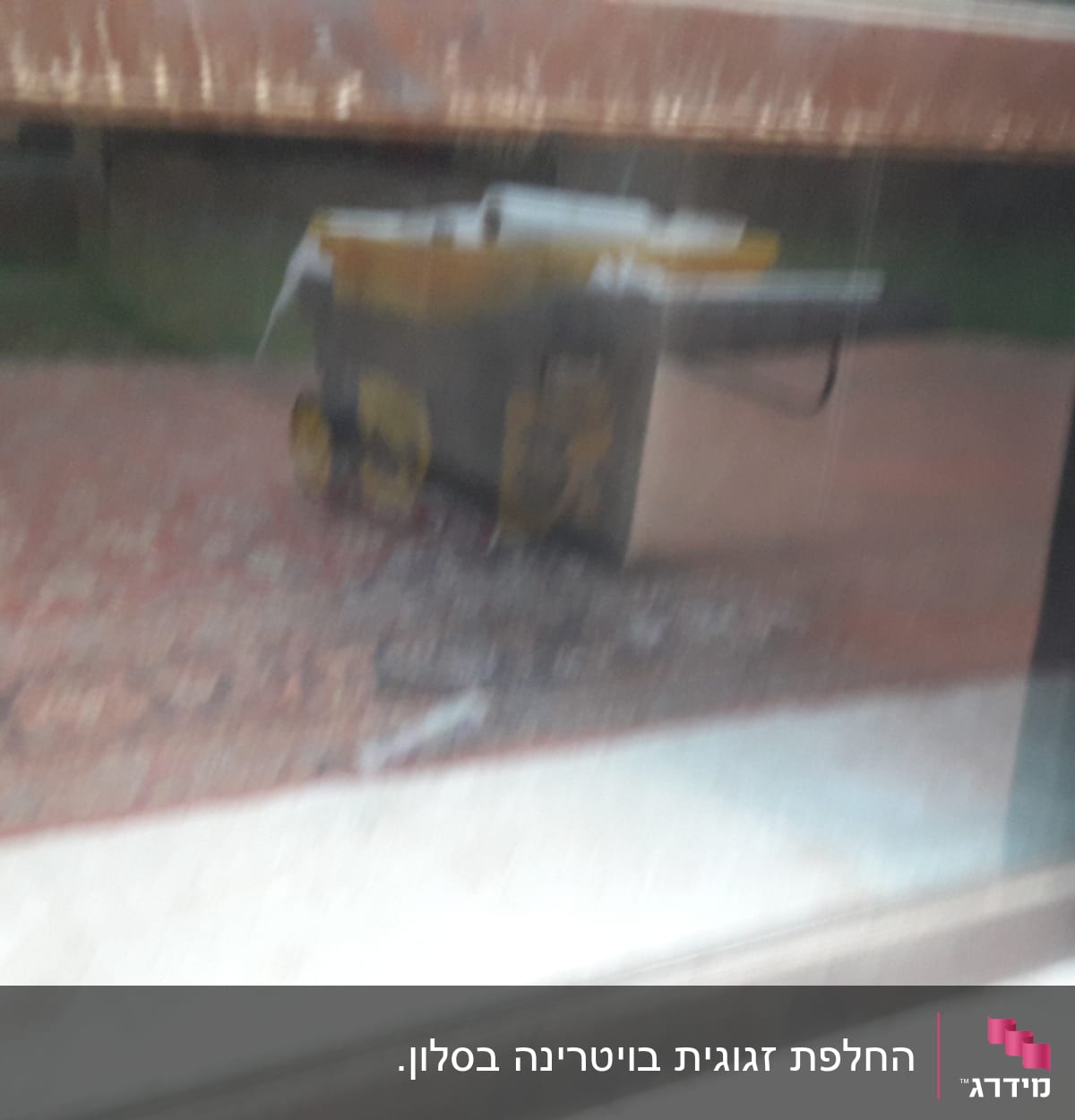 השתקפות של עגלה צהובה על זכוכית חלון